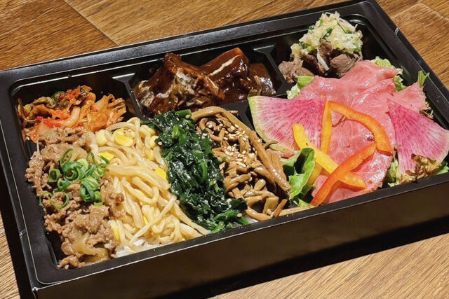 熟成和牛焼肉エイジング・ビーフTOKYO新宿三丁目店-熟成和牛の牛すき入りビビンバとローストビーフサラダ、ネギタン塩、タンシチュー弁当【C】