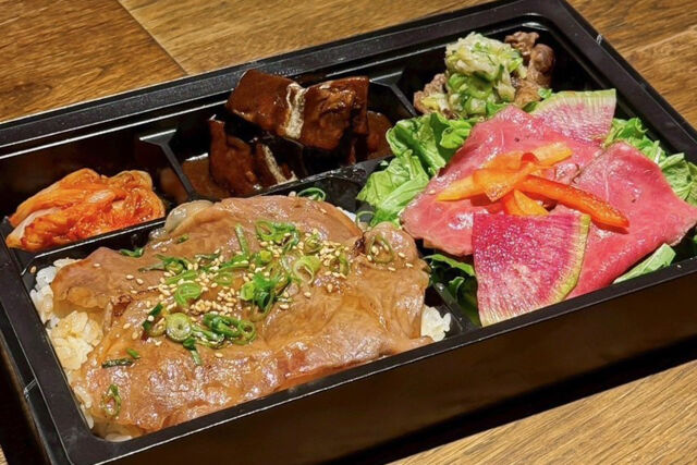 熟成和牛焼肉エイジング・ビーフTOKYO新宿三丁目店-熟成黒毛和牛特選部位の焼きすきとローストビーフサラダ、ネギタン塩、タンシチュー弁当【D】