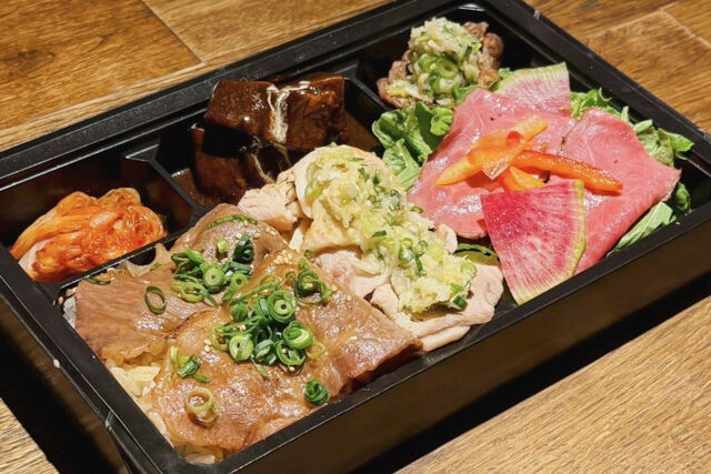 熟成和牛焼肉エイジング・ビーフTOKYO新宿三丁目店-熟成黒毛和牛特選部位の焼きすきとローストビーフサラダ、大山鶏、タンシチュー弁当【E】