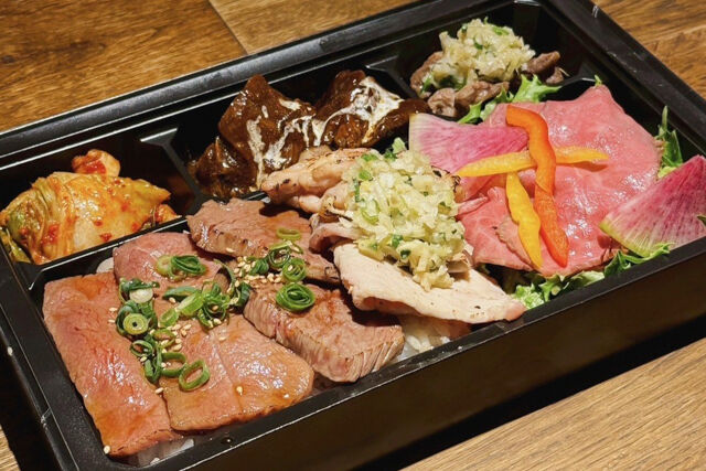 熟成和牛焼肉エイジング・ビーフTOKYO新宿三丁目店-特選熟成和牛焼肉とローストビーフサラダ、大山鶏、氷温熟成豚ロース、タンシチュー弁当【I】