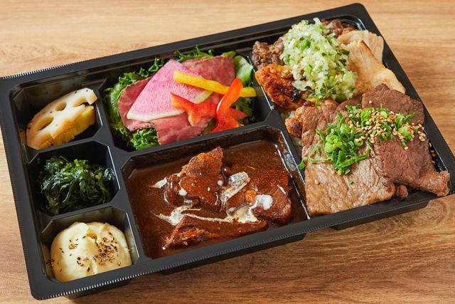 特選熟成和牛焼肉とローストビーフサラダ、大山鶏、氷温熟成豚ロース、ビーフシチュー弁当【I】