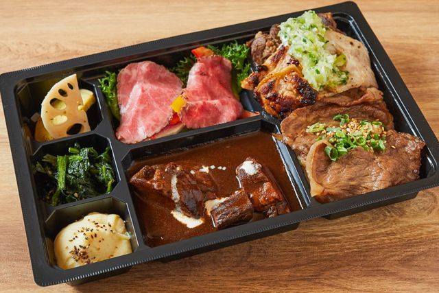 熟成黒毛和牛特選部位の焼きすきとローストビーフサラダ、大山鶏、ビーフシチュー弁当【E】