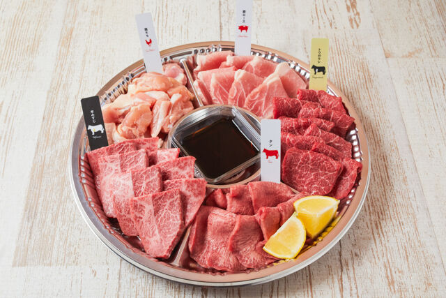 熟成和牛赤身と霜降りの最高級部位、鶏、豚、タンの焼肉オードブル