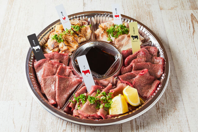 熟成和牛焼肉エイジング・ビーフTOKYO新宿三丁目店（オードブル）-熟成和牛赤身と霜降りの最高級部位、鶏、豚、タンの焼肉オードブル