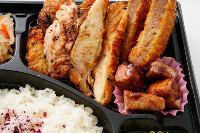牛備-網焼きチキン＆メンチカツ＆サイコロステーキ弁当