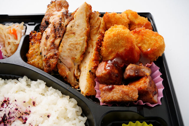 牛備-網焼きチキン＆チキンカツ＆サイコロステーキ弁当