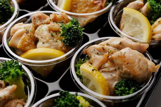 【カップ】若鶏とブロッコリーの檸檬グリル