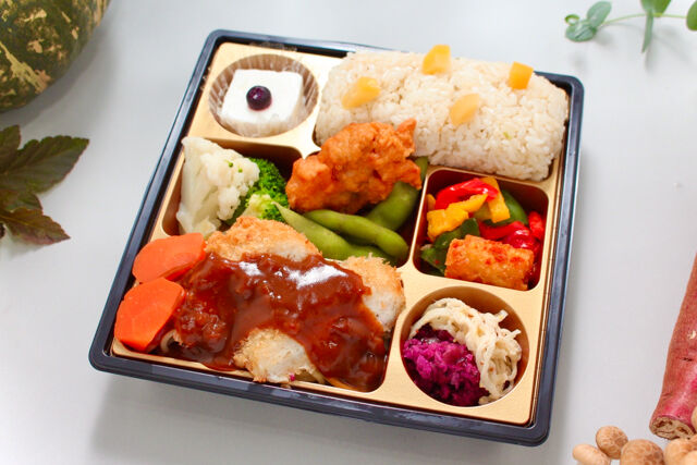 satomi〜有名シェフがてがけるおべんとう〜（大阪店）-【秋限定】De luxe／デミグラス煮込みチキンカツ