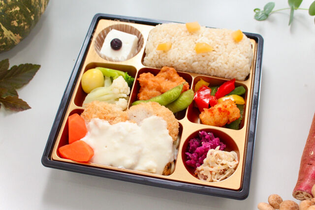 satomi〜有名シェフがてがけるおべんとう〜（大阪店）-【秋限定】De luxe／ブールブラン煮込みチキンカツ