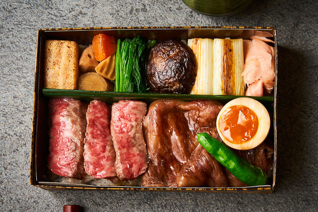 宮崎牛すきやき 日本橋 不二-最高級A5サーロインすき焼きとステーキの食べ比べ