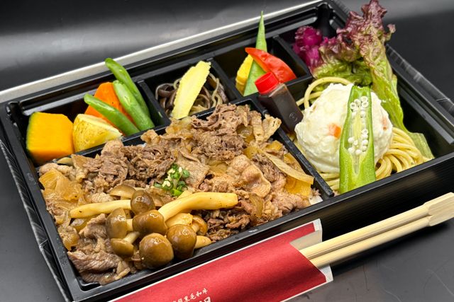 【秋限定】松茸香る黒毛和牛・ロース・茸入焼肉弁当の商品写真