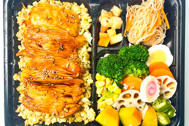 彩り豊かで野菜「鶏照りダレ焼肉／チャーハン」