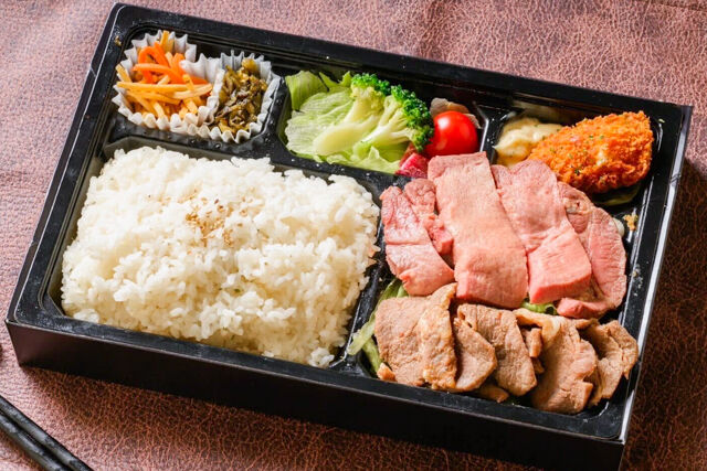 洋食ハンバーグあかり-牛ホルモンとサーロインステーキ弁当