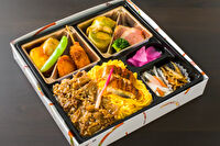 やま半 別邸-A5黒毛和牛と鰻のコンビ弁当（副菜ロールキャベツ）