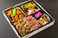 やま半 別邸-A5等級黒毛和牛赤身ステーキ＆カルビ焼肉コンビ弁当（副菜ロールキャベツ）