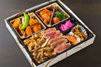 やま半 別邸-A5等級黒毛和牛赤身ステーキ＆カルビ焼肉コンビ弁当（副菜チキントマト煮）