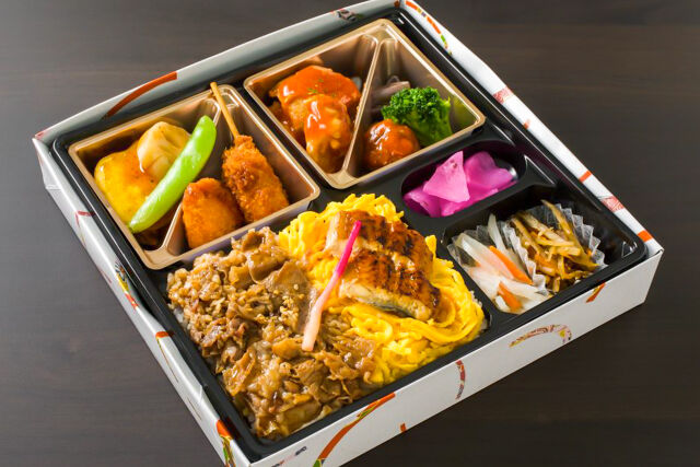 やま半 別邸-黒毛和牛と鰻のコンビ弁当（副菜チキントマト煮）