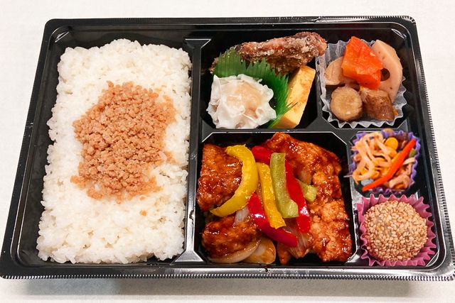 からあげジャイアン-鶏そぼろと黒酢鶏の幕の内
