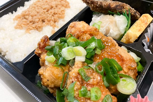 からあげジャイアン-鶏そぼろと油淋鶏の幕の内