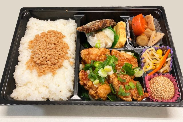 からあげジャイアン-鶏そぼろと油淋鶏の幕の内