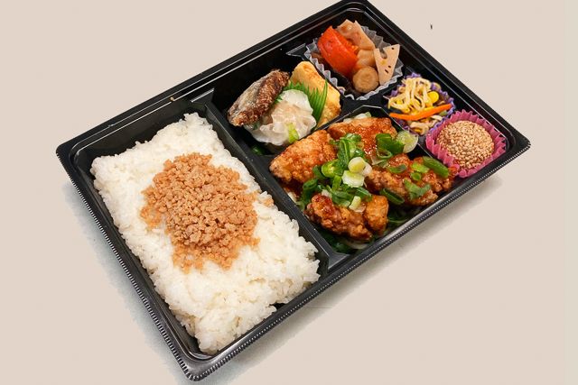 からあげジャイアン-鶏そぼろと油淋鶏の幕の内