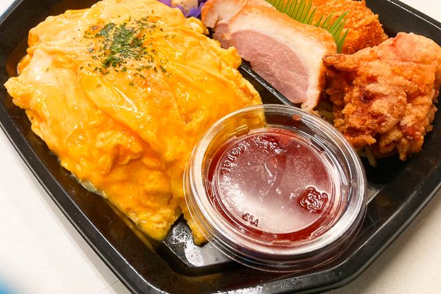 からあげジャイアン-トマトオムライスプレート（カニクリームコロッケ）
