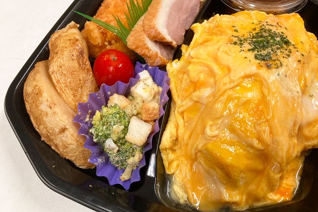 からあげジャイアン-トマトオムライスプレート（カニクリームコロッケ）