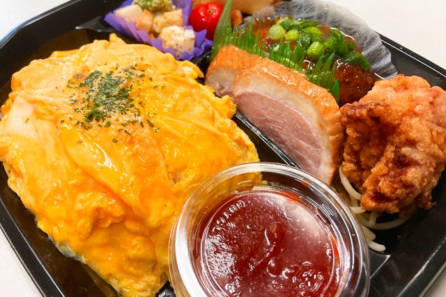 からあげジャイアン-トマトオムライスプレート（おろしハンバーグ）