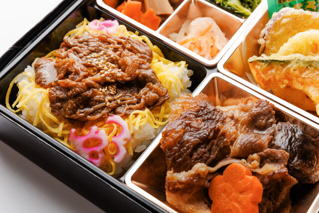 和弁当 彩葉（いろは）-最高級A5ランク黒毛和牛ちらしと牛すき焼きと天ぷらと出汁の幕の内御膳