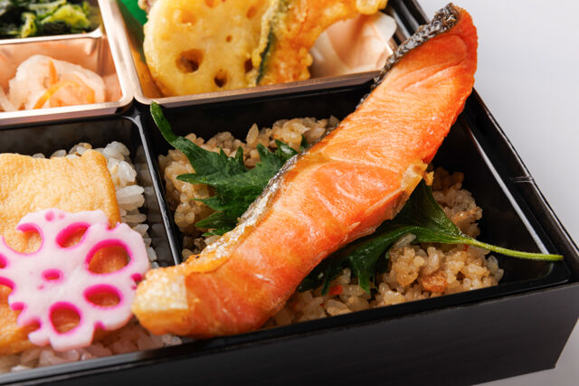 和弁当 彩葉（いろは）-鮭の塩焼きと天ぷらと出汁の幕の内御膳