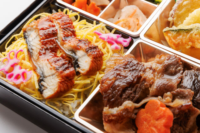 和弁当 彩葉（いろは）-鰻ちらしと最高級A5ランク黒毛和牛すき焼きと天ぷらと出汁の幕の内御膳