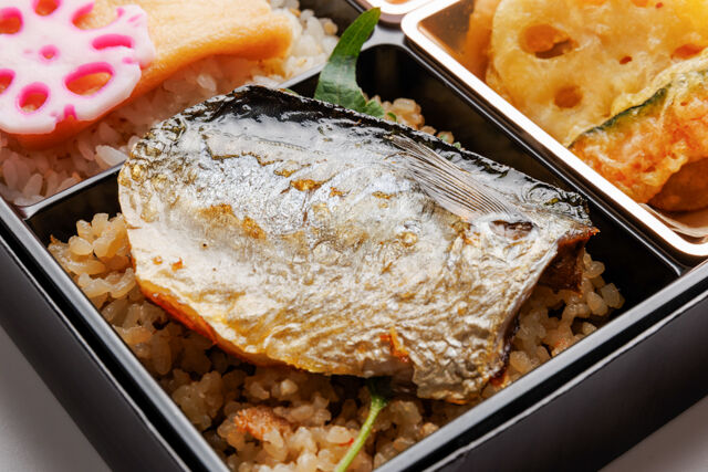 和弁当 彩葉（いろは）-鯖の塩焼きと天ぷらと出汁の幕の内御膳