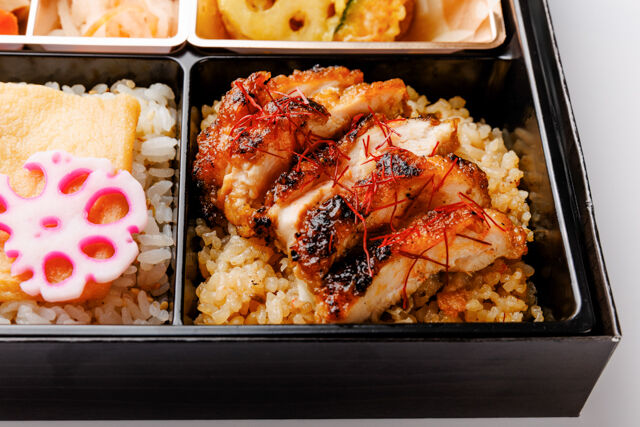 和弁当 彩葉（いろは）-鶏の照り焼きと天ぷらと出汁の幕の内御膳
