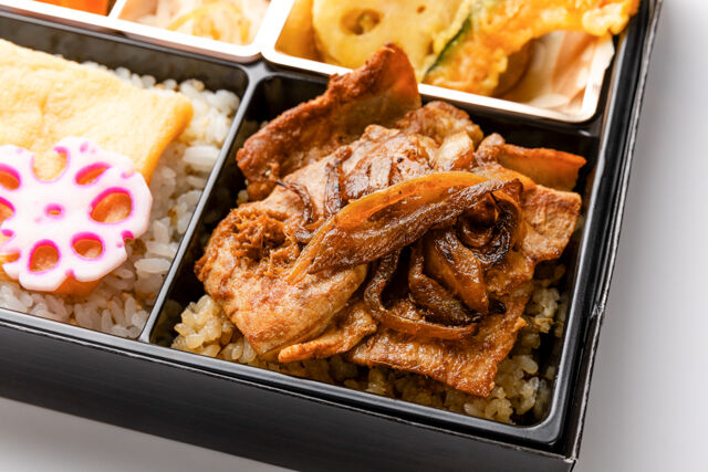 和弁当 彩葉（いろは）-黄金比率の豚の生姜焼きと天ぷらと出汁の幕の内御膳