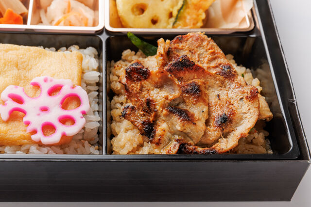 和弁当 彩葉（いろは）-厳選豚のみそ焼きと天ぷらと出汁の幕の内御膳