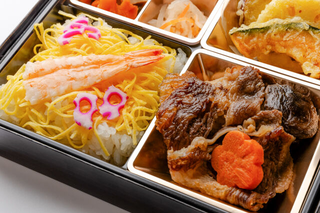 和弁当 彩葉（いろは）-海老ちらしと最高級A5ランク黒毛和牛すき焼きと天ぷらと出汁の幕の内御膳