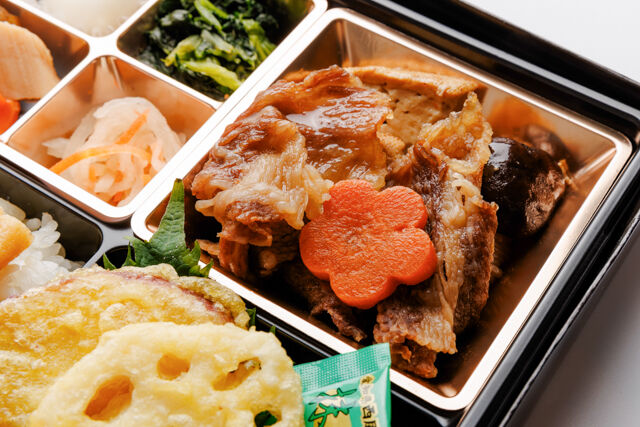 和弁当 彩葉（いろは）-最高級A5ランク黒毛和牛のすき焼きと天ぷらと出汁の幕の内御膳