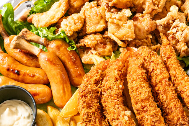 フライドポテトと唐揚げ、フライ、フランク盛り合わせ