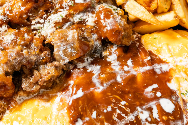 オムライス牛ほほ肉の赤ワイン煮ソース