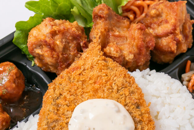 お弁当FACTORY デリ弁-昔ながらの鶏から揚げとアジフライご飯弁当