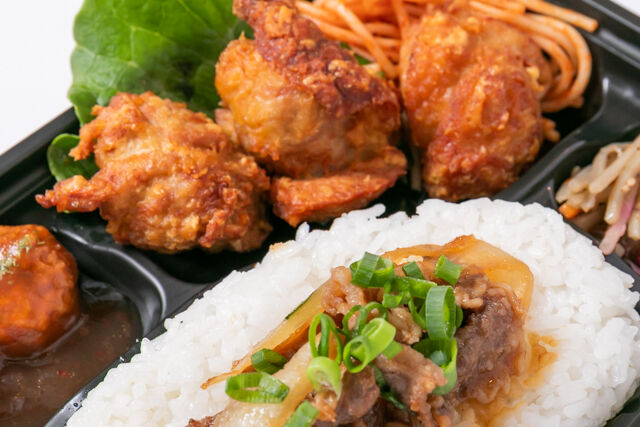 お弁当FACTORY デリ弁-【牛焼肉のせ】特製鶏から揚げ