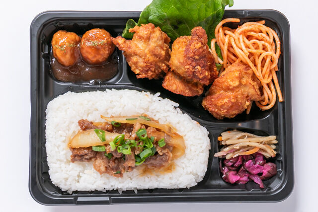 お弁当FACTORY デリ弁-【牛焼肉のせ】特製鶏から揚げ