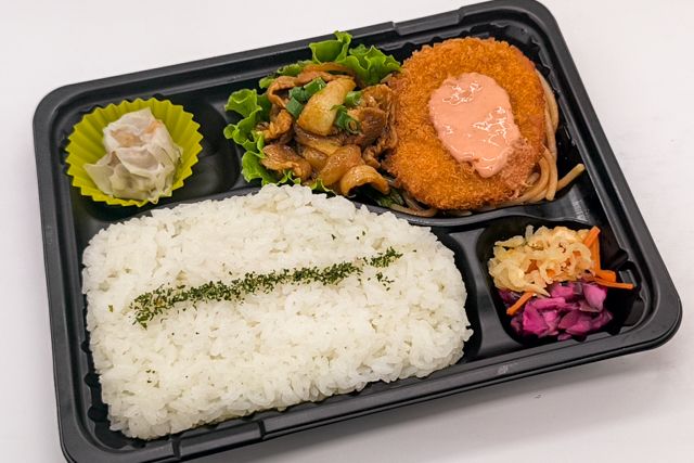【お得弁当】豚焼肉とコロッケ弁当の商品写真