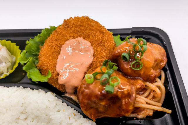 お弁当FACTORY デリ弁-特製鶏から揚げ（チリソース）＆コロッケ弁当