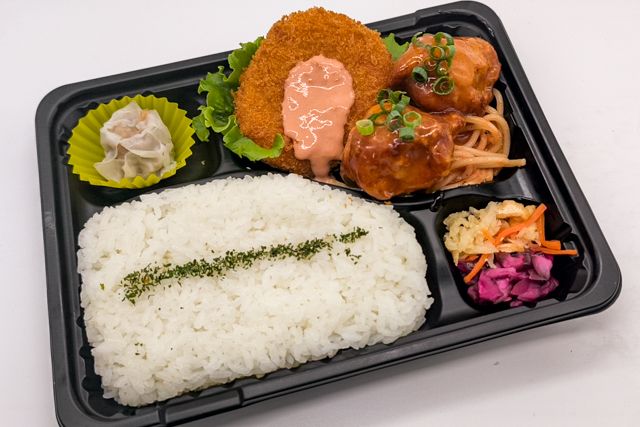 お弁当FACTORY デリ弁-特製鶏から揚げ（チリソース）＆コロッケ弁当