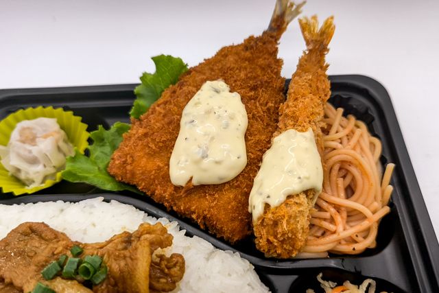 お弁当FACTORY デリ弁-【豚焼肉のせ】海老フライ&アジフライ弁当