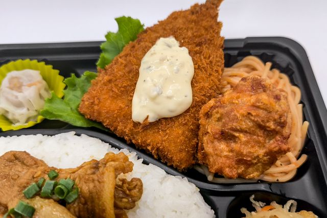 お弁当FACTORY デリ弁-【豚焼肉のせ】特製鶏から揚げ＆アジフライ弁当