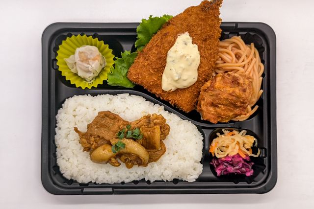 お弁当FACTORY デリ弁-【豚焼肉のせ】特製鶏から揚げ＆アジフライ弁当