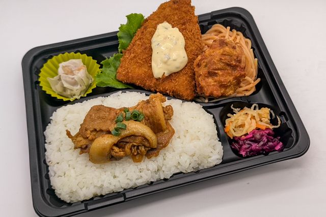 お弁当FACTORY デリ弁-【豚焼肉のせ】特製鶏から揚げ＆アジフライ弁当