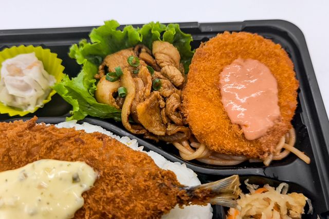 お弁当FACTORY デリ弁-【アジフライのせ】 豚焼肉&コロッケ弁当